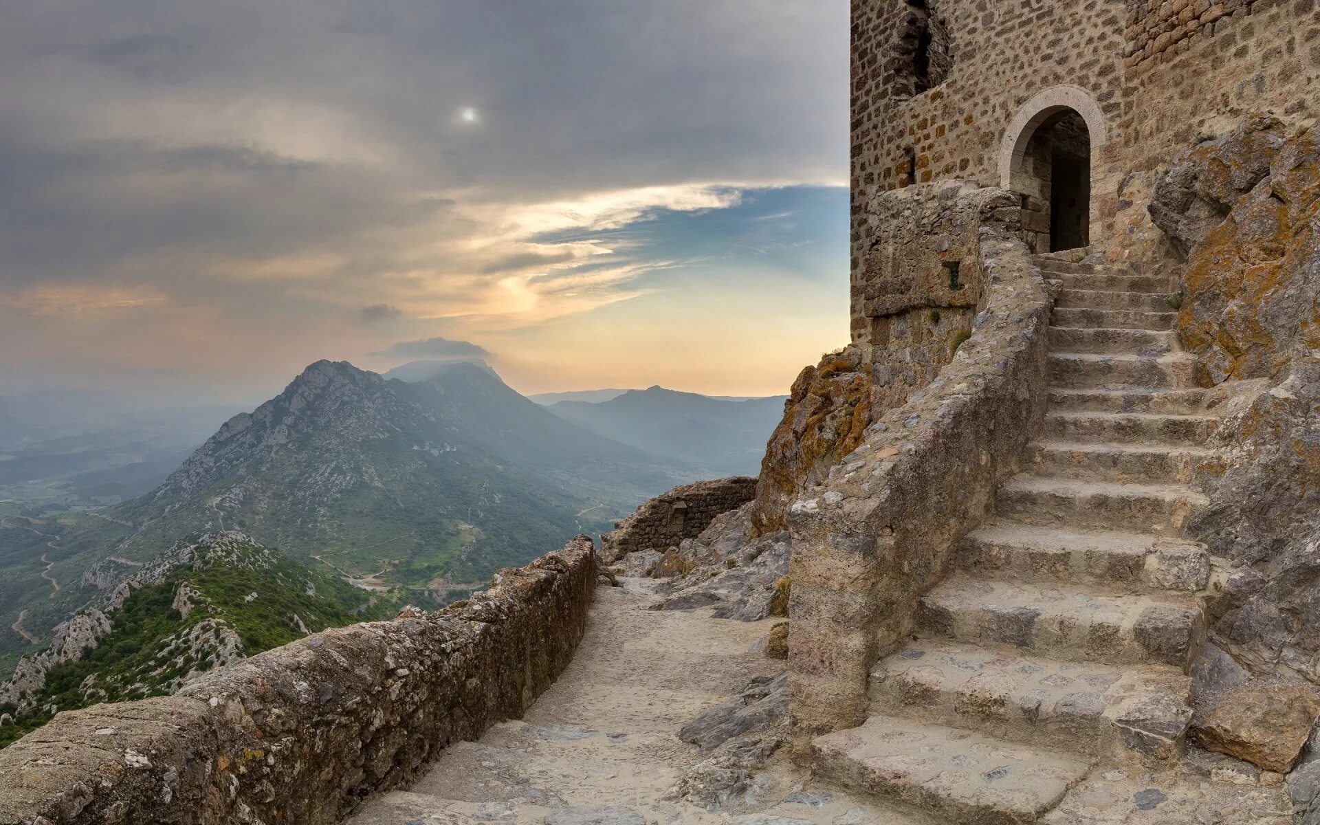 Гора на которой стоял дом была. Замок керибюс Франция. Греция храм 2000 ступенек. Греческая лестница Чегем. Развалины замка Клифф, Германия.