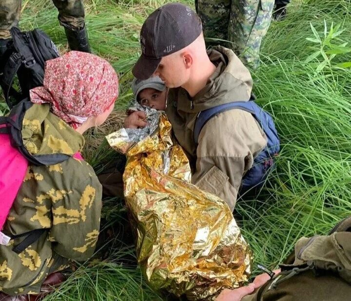 Новости про пропавших детей. Поисковики в лесу.