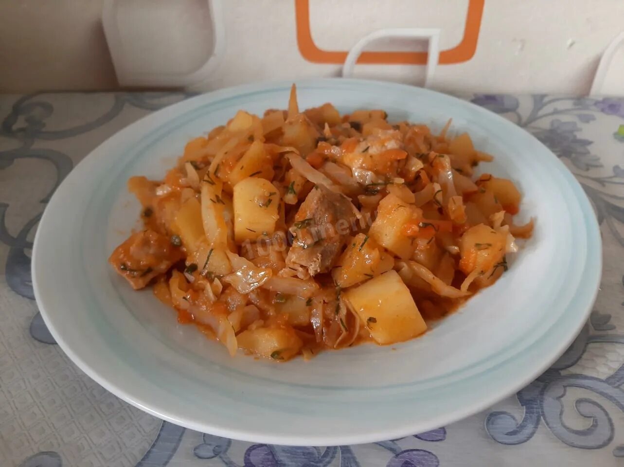 Тушеная картошка с капустой и свининой. Тушёная капуста с картошкой. Тушёная капуста с картошкой и мясом. Свинина с картошкой и капустой тушеная. Тушеная свинина с капустой и макаронами.