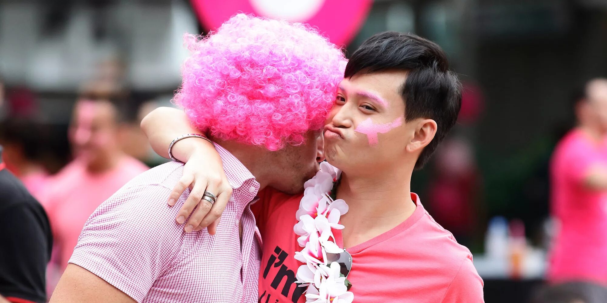 Нестандартные отношения. Мужчина в розовом. Нетрадиционные отношения. Однополые браки в Китае. Гомосексуальные мальчики.