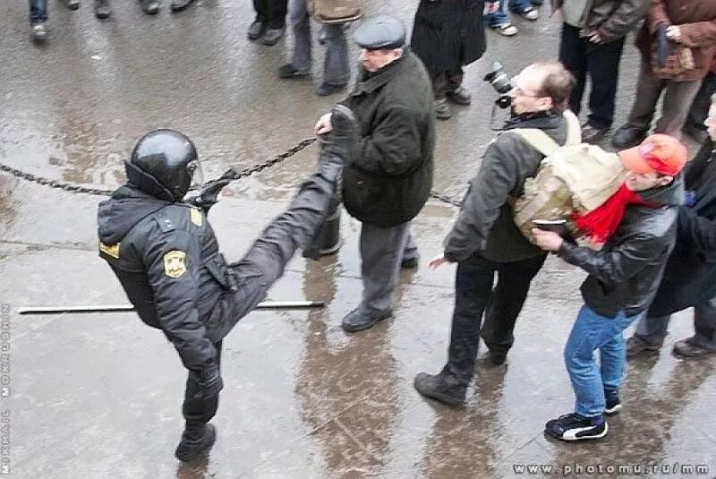 Бьют по каске. Бьют по каске