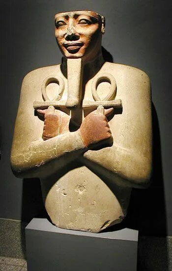Ваша древнего египта. Фараон Сенусерт 3 Каирский музей. Скульптура Африки. Деревянные статуи древнего Египта. Черный фараон.