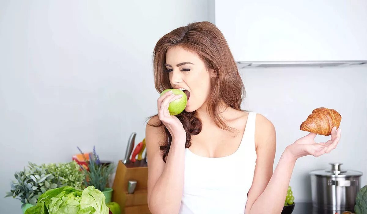 Диета. Девушка на диете. Девушка с едой. Здоровая женщина. Стройная фигура правильное питание.