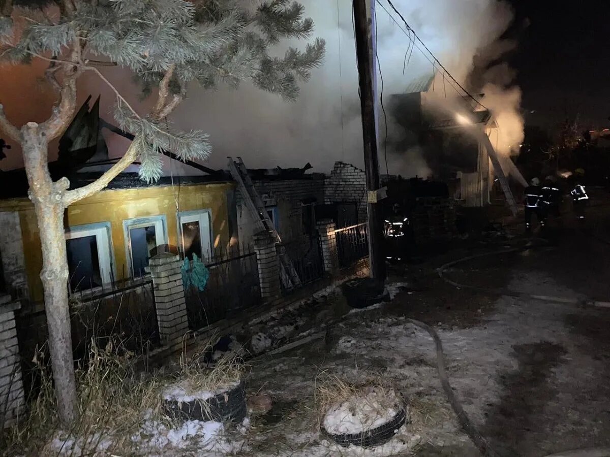 Пожар в Нижнем Новгороде 5 декабря 2022. Пожар в Нижнем Новгороде сегодня ночью. Ночью сгорел дом. Разрушенный дом ночью. Горят два дома