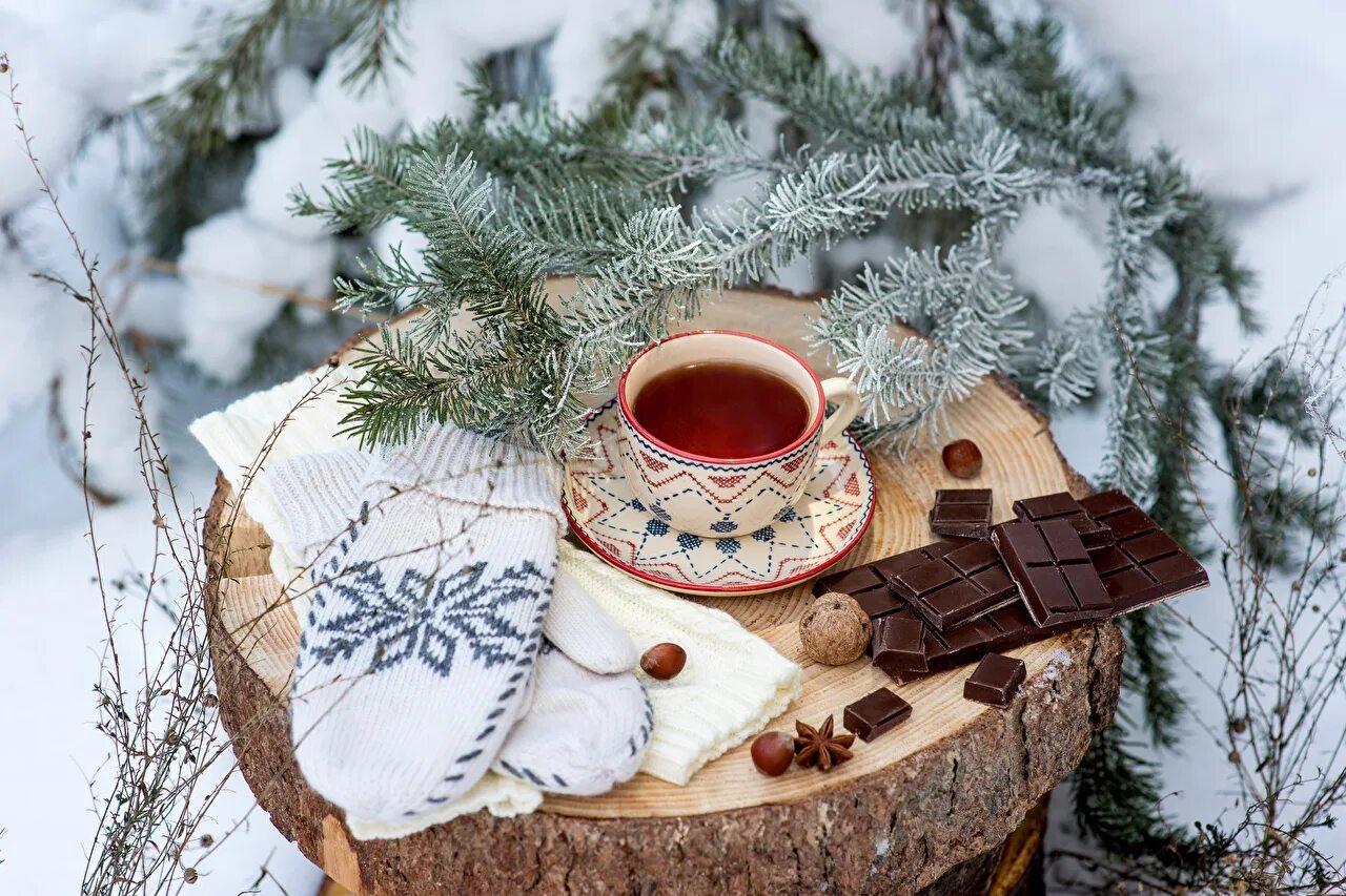 Чай зимой. Зимнее настроение. Чай на зимнем фоне. Рождественское утро. С добрым утром картинки красивые зимние необычные