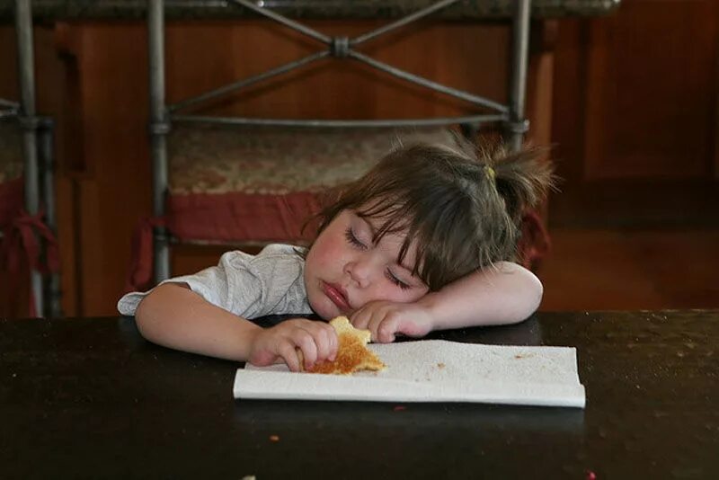 Маленький устал. Дети за столом. Уснул за столом. Уставший ребенок. Ребенок уснул за столом.