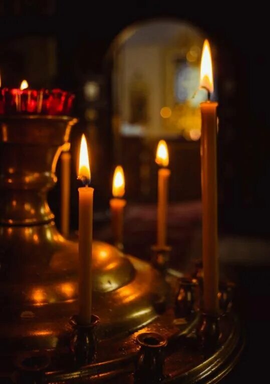 В церкви горят свечи. Церковные свечи. Свечка в церкви. Горящие свечи в храме. Свечи в храме красивые.