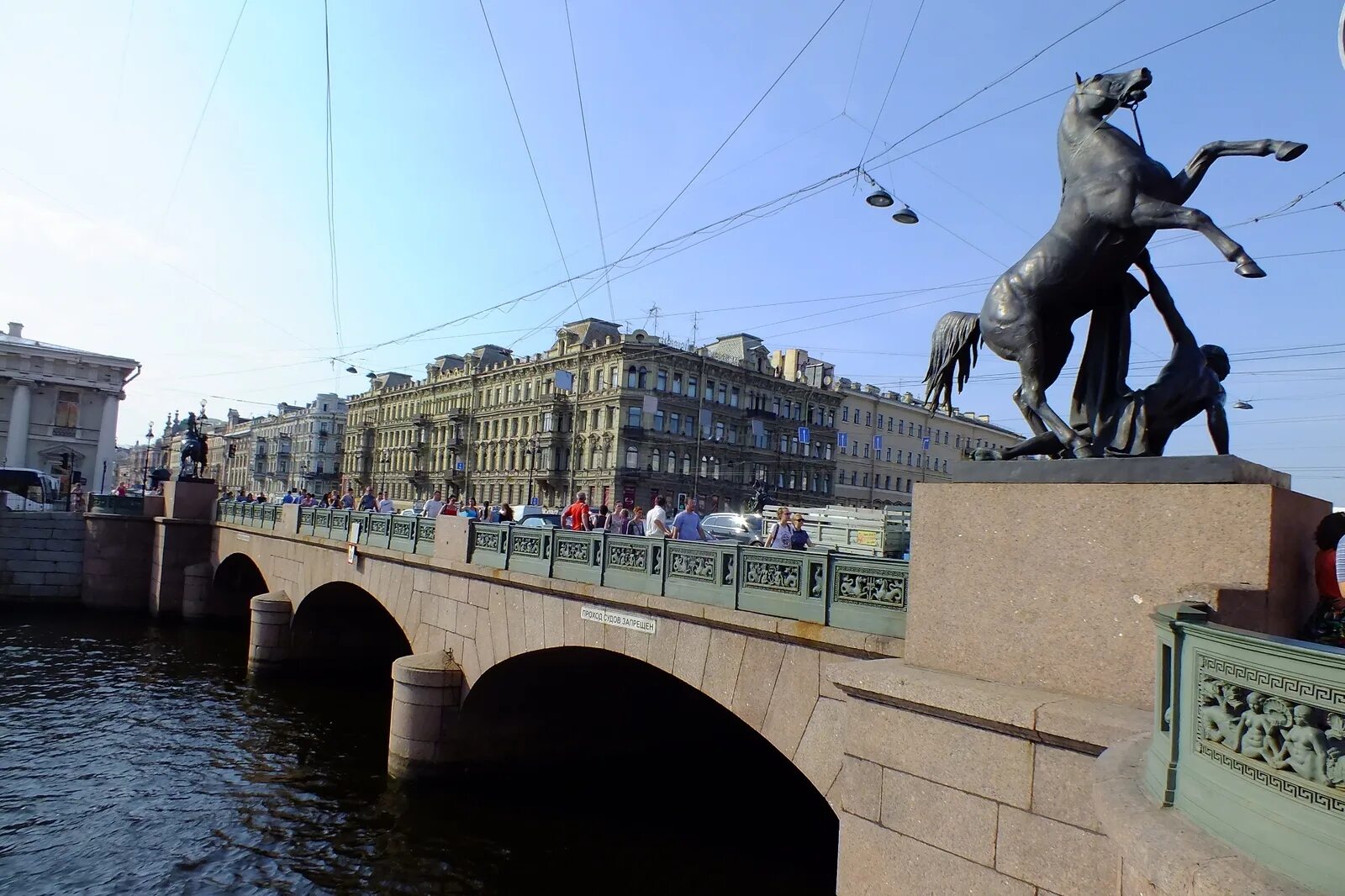 Аничков мост через какую реку. Аничков мост в Санкт-Петербурге кони. Кони Клодта в Санкт-Петербурге Аничков мост. Клодт скульптор Аничков мост. Кони на Аничковом мосту в Санкт-Петербурге.