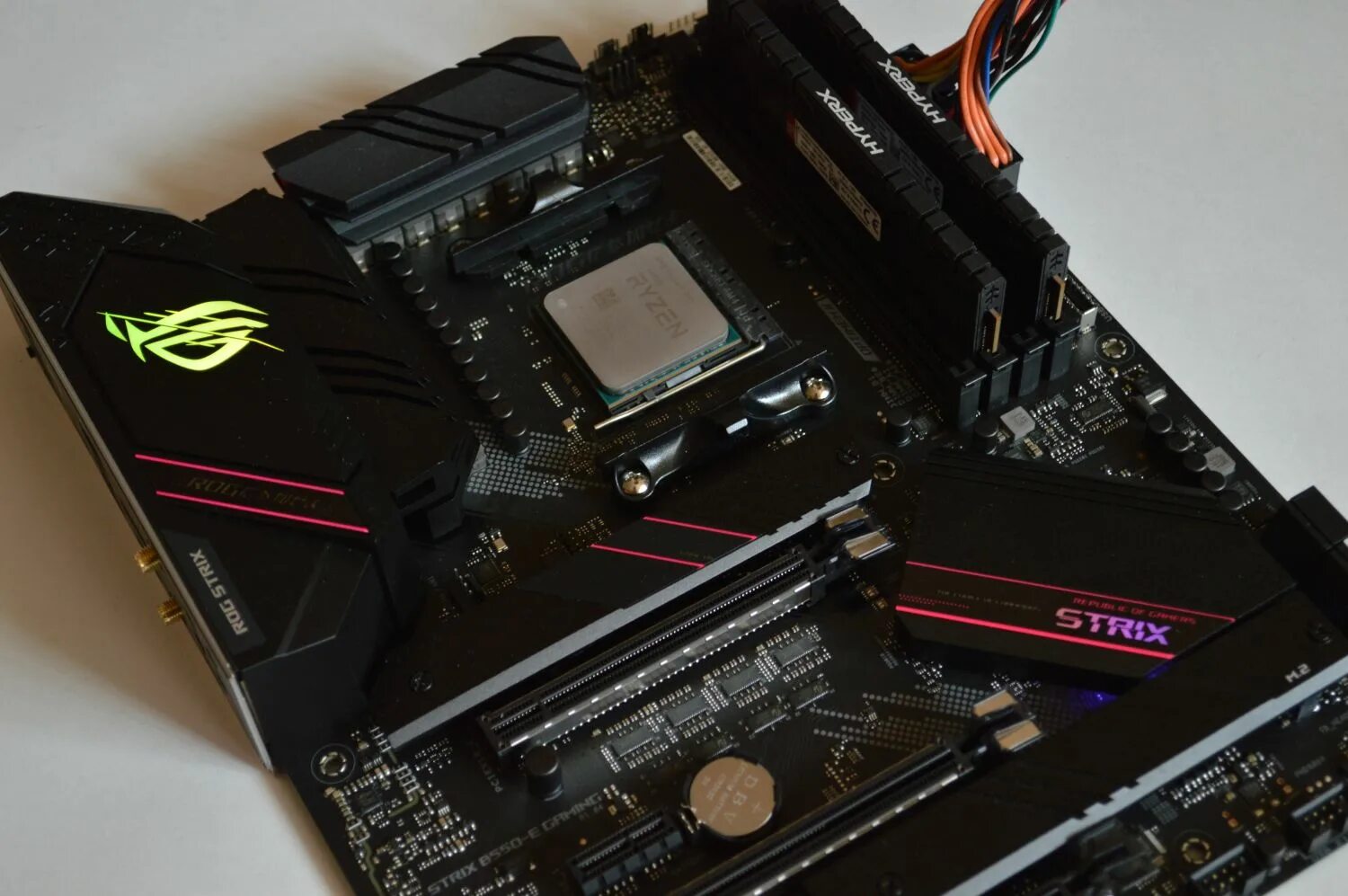 Asus strix b550 e gaming. ASUS Strix b550. ROG Strix b550-e Gaming. Оперативная память ASUS ROG. ASUS b550 e.