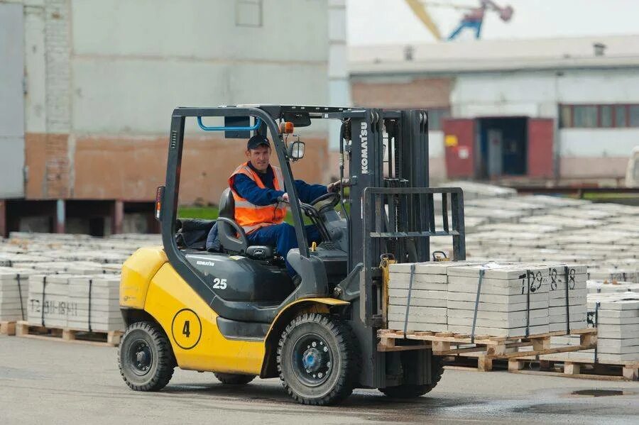Forklift truck вилочный погрузчик. Водитель штабелера. Требуется водитель погрузчика. Водитель погрузчика (ричтрак, штабелер). Работа таганрог погрузчик.