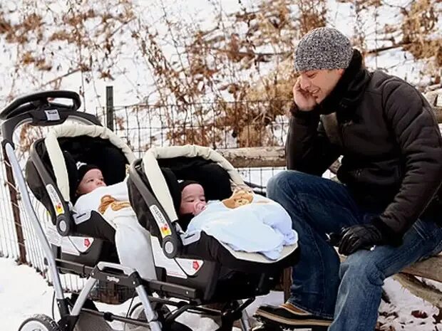 Читать двойня для случайного папы. Папа с ребенком в коляске. отец с коляской двойни. близнецы в коляске на прогулке. семья с коляской двойняшек.