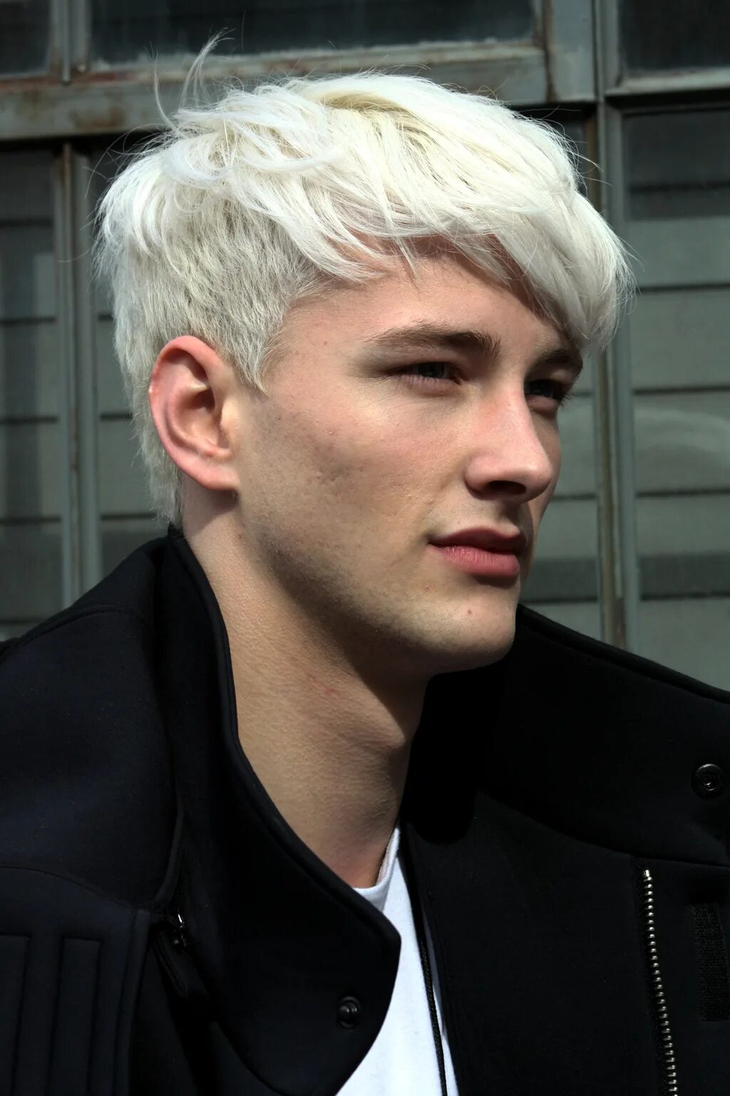 Блонд парень. Benjamin jarvis. причёски с белыми волосами мужские. прически для блондинов. белый цвет волос у парней.