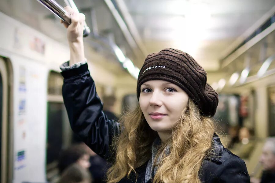 Женщины в метро. Красивые женщины в метро. Портрет девушки в метро.