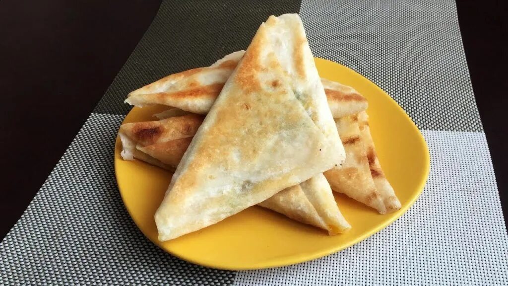 Треугольники из лаваша с сыром. Конвертики из лаваша с брынзой и зеленью. Завтрак из лаваша. Конвертики из лаваша. Лавашные конвертики.
