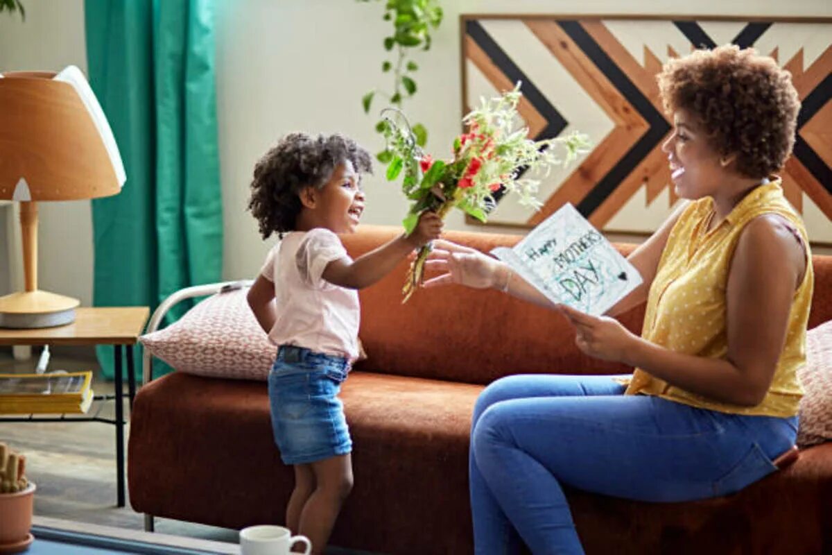 Moms speak. Moms speak. Мама и дочка. Moms speak. Книги о маме для детей.