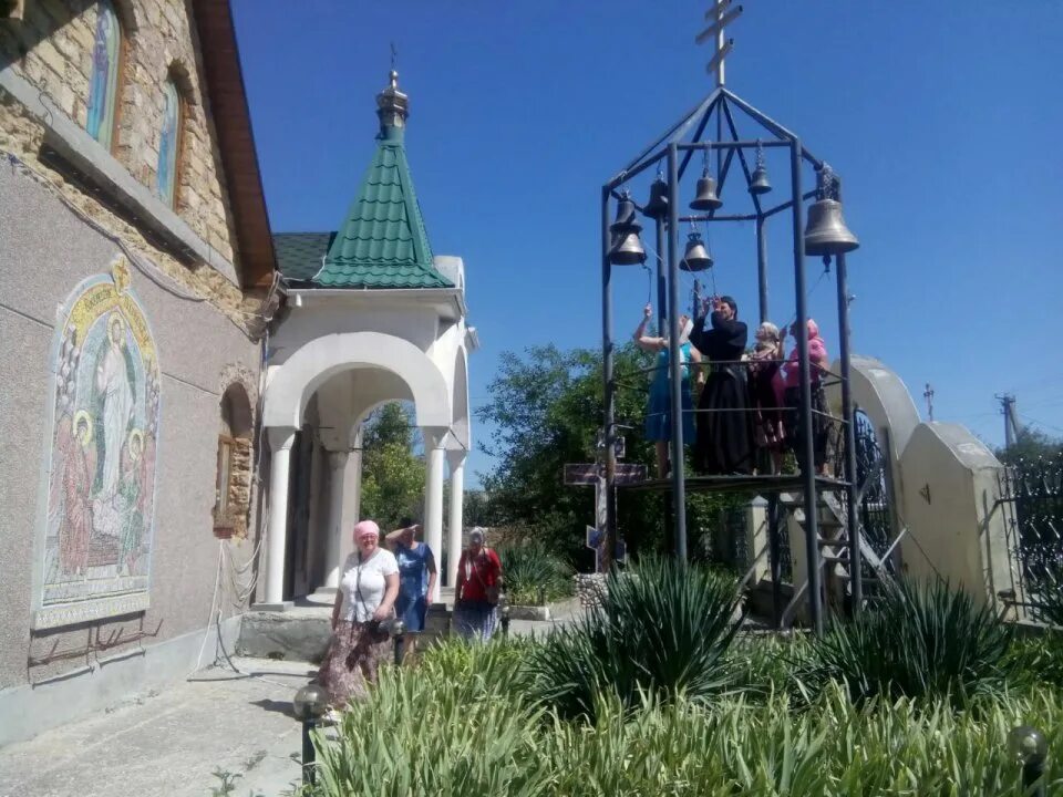 Погода в холмовке бахчисарайского. Холмовка Бахчисарайский район монастырь. Холмовка храм Николая Чудотворца Крым. Свято Никольский храм Бахчисарай. Никольский монастырь холилвка.