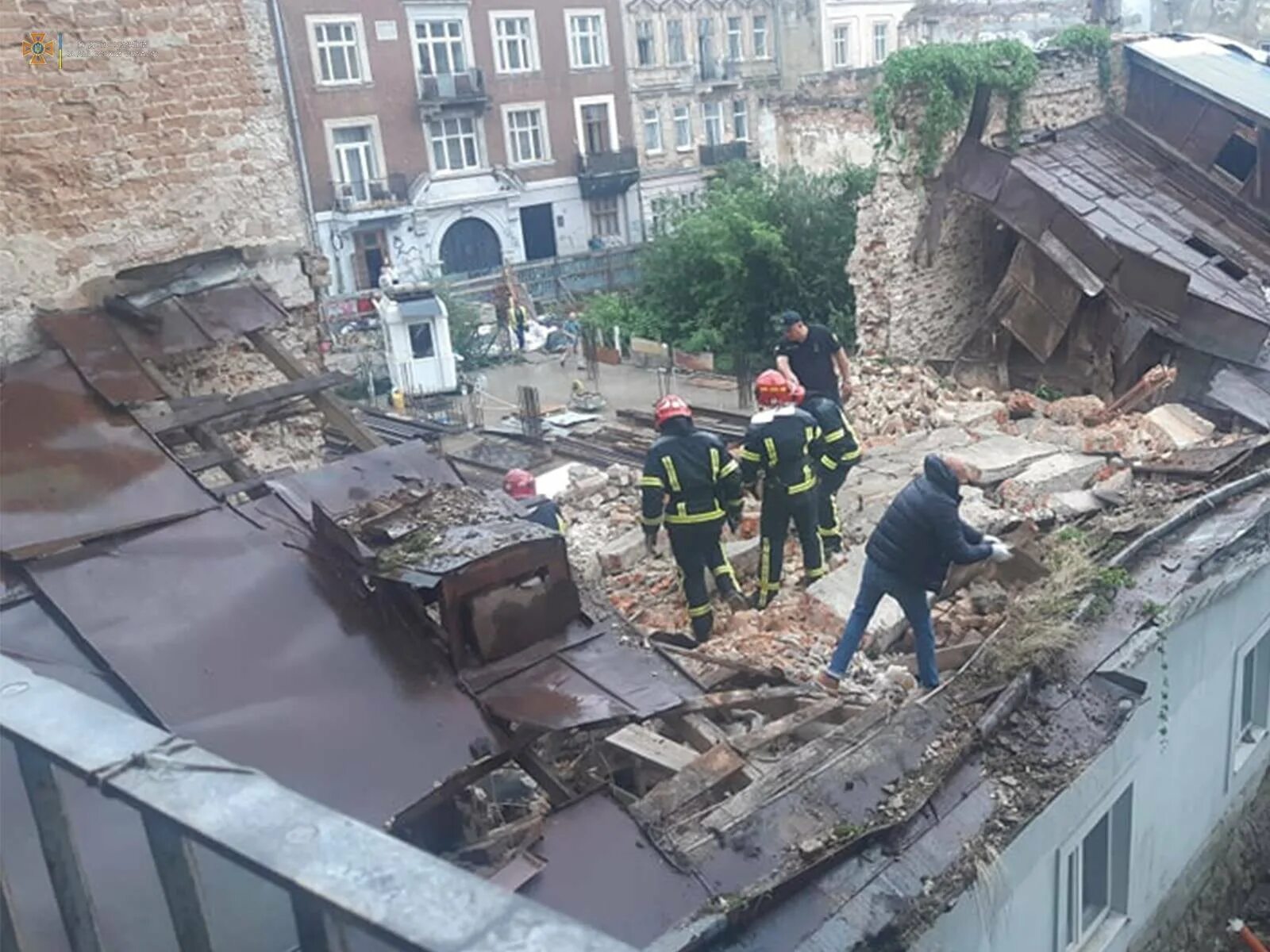 Обвал здания. Обрушилась стена дома. Разрушения во Львове. Украина обрушилась стена дома.