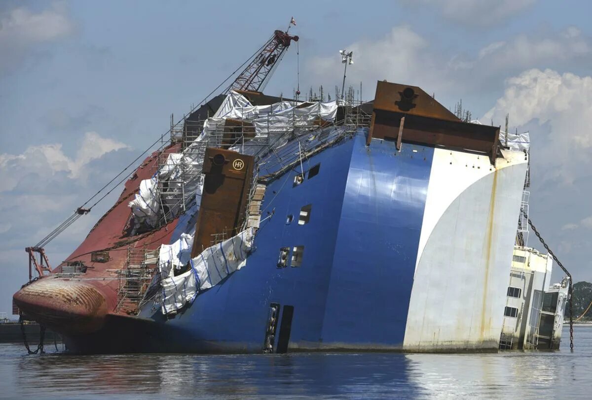 Затонувший корабль Кронштадт. Дюссельдорф корабль затонувший. Затонувшее судно Santa Fe. Судно с Hyundai и Kia.