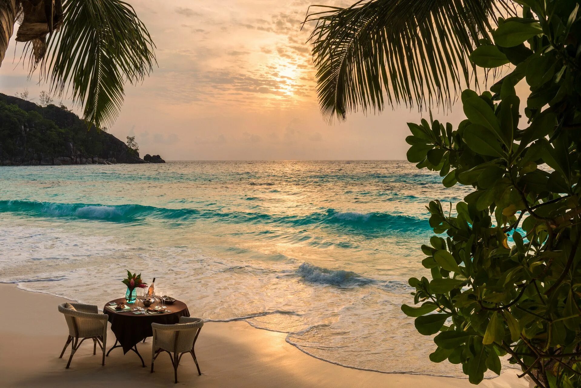 Four seasons seychelles. 4 seasons сейшелы. пляж four seasons сейшелы. four seasons seychelles пляж. four seasons mahe пляж.