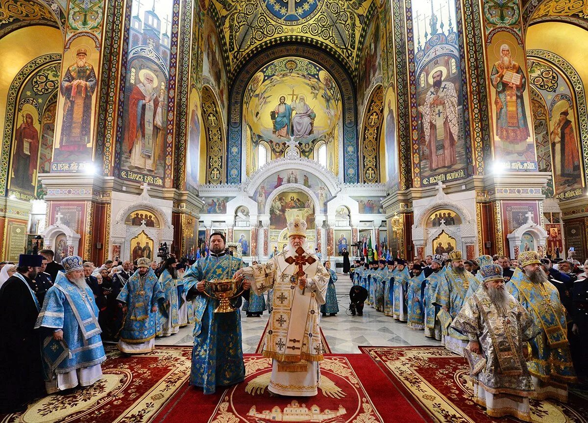 Православное церковное богослужение. Покров Пресвятой Богородицы служба в храме.