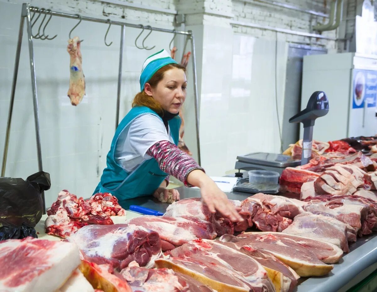 Продавец мясной продавец. Продавец мясного отдела. Продавец мясной продавец. Продавщица в мясном отделе. Продавец мясной продавец.