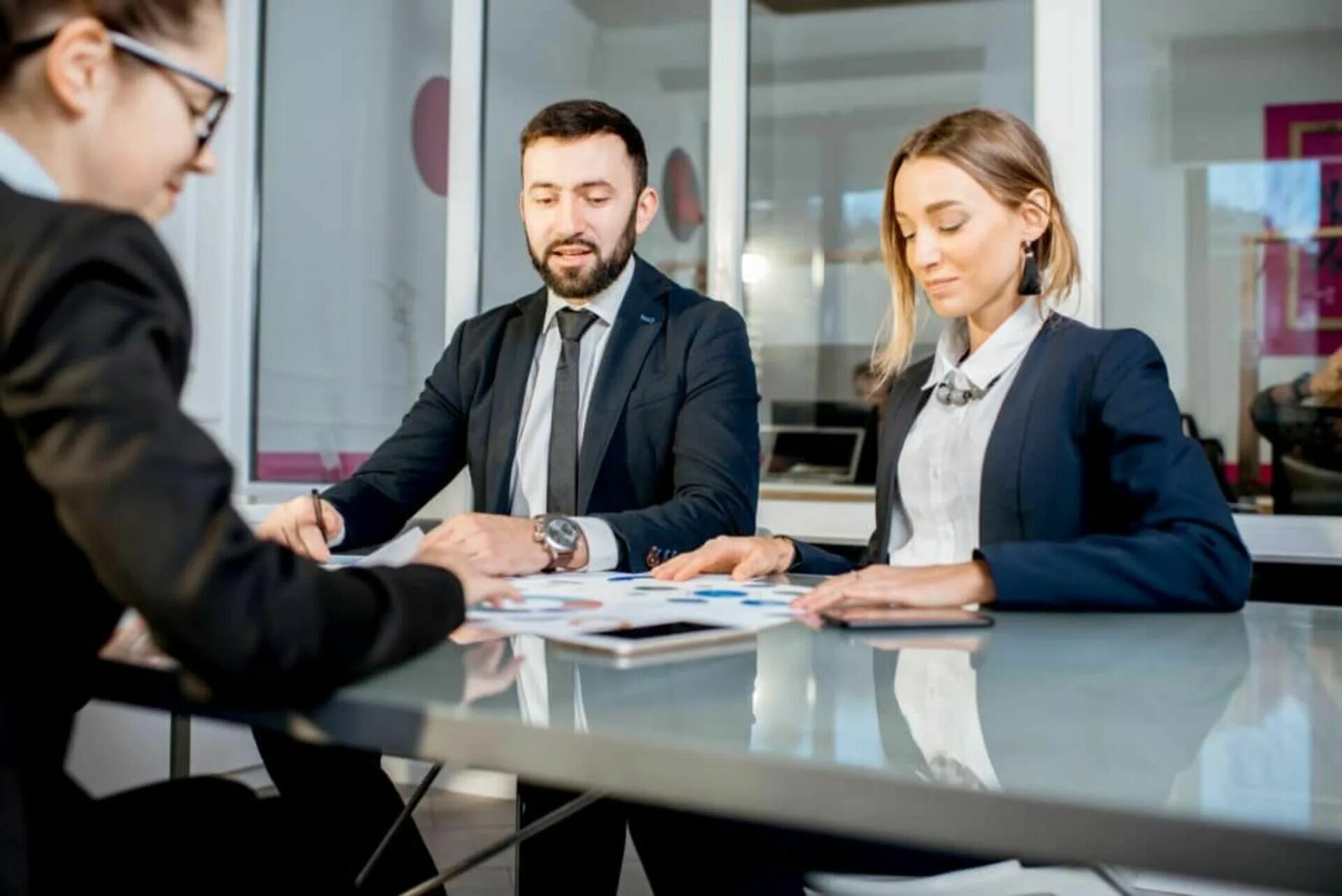 Найм на работу. Immigration lawyers london. Собеседование. Ведем найм. Человек на собеседовании.