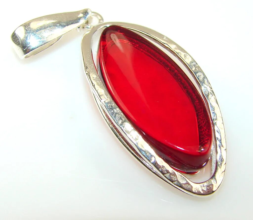 янтарно алый. янтарно алый. красный янтарь. красный вишневый янтарь. янтарь цвет.