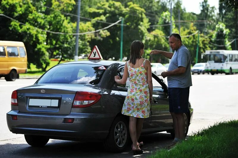 Автомобиля вождение городского. Инструктор автошколы. Учебная езда в городе. Вождение с инструктором. Машина автошкола.