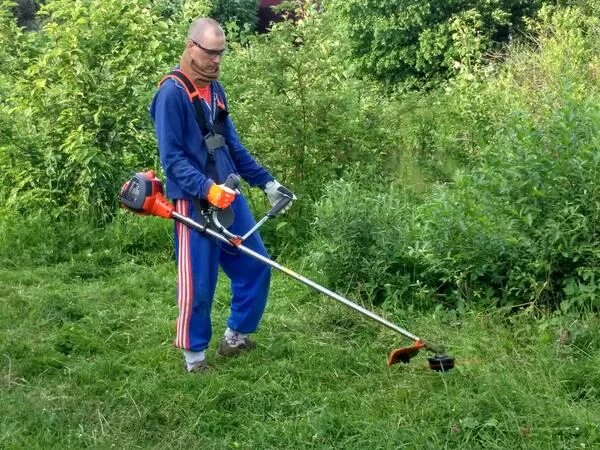 Как правильно одевать триммер. Косилка хускварна 128. триммер варяг. триммер бензиновый варяг. газонокосилка варяг.