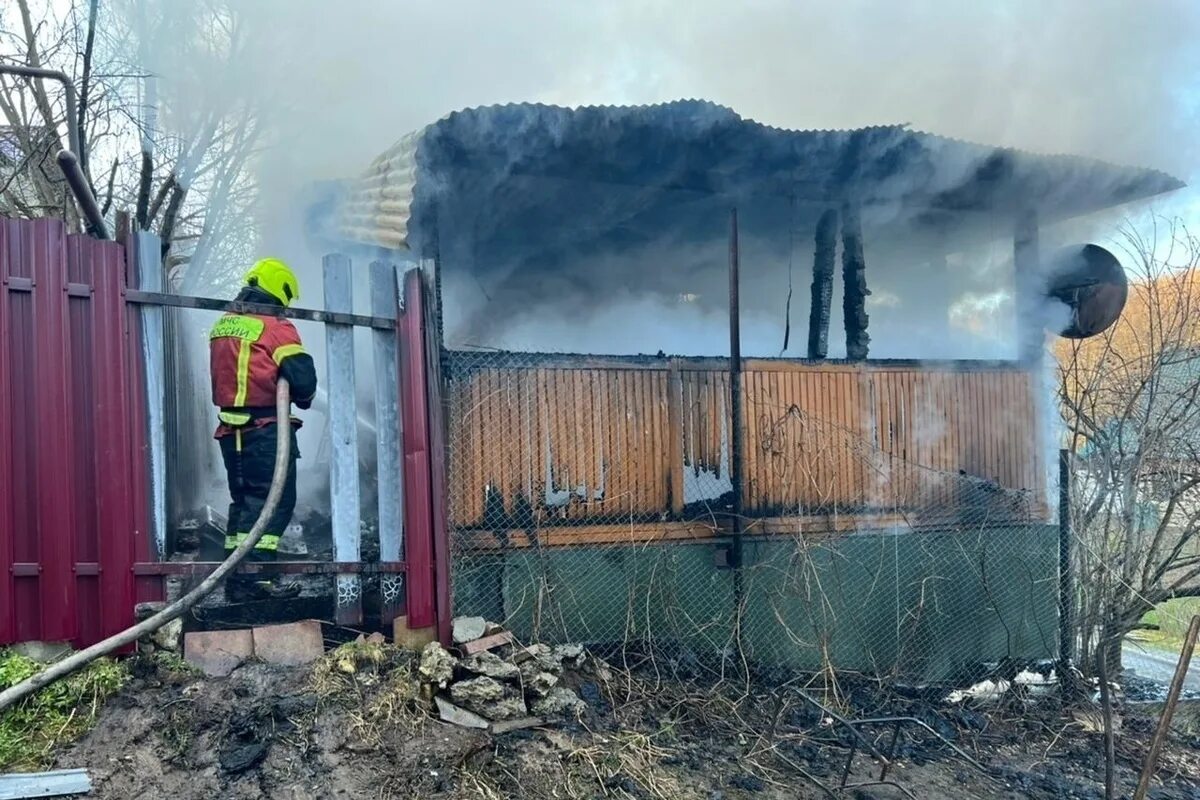 Май сгорел. Пожар в Заокском районе Тульской области. Пожар. Пожар на даче. Пожар фото.