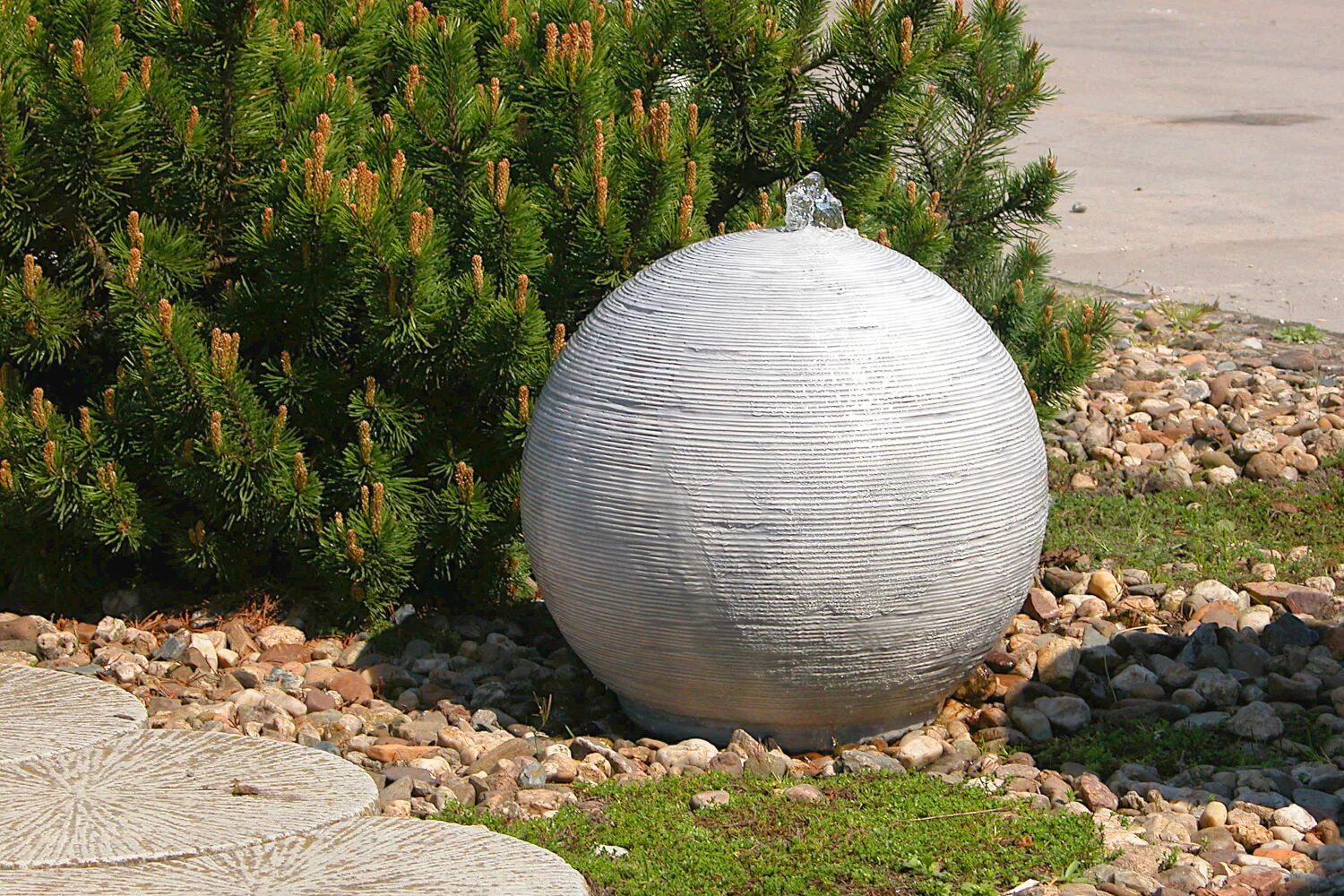 Купить шар для сада. Декоративный шар для сада. Бетонный шар для сада. Каменные шары в ландшафте. Шар из цемента для сада.
