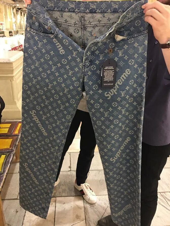 Джинсы луи виттон. Луи Виттон джинсы. Louis Vuitton x Supreme Pants. Штаны Луи Виттон Суприм. Supreme x Louis Vuitton Denim.