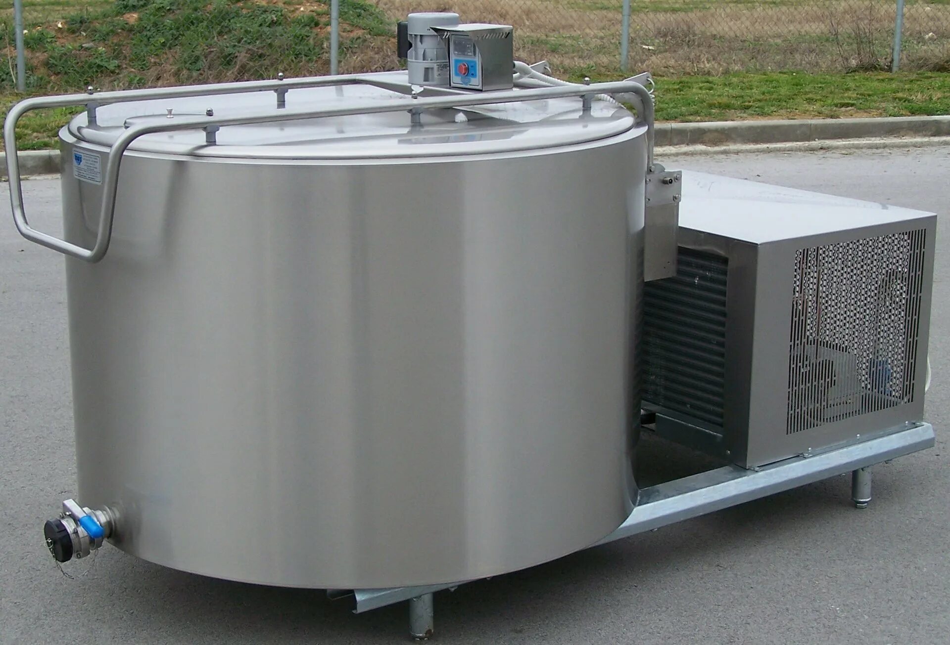 Охладитель молока закрытого типа омзт-10000. Какой сосуд подходит для охлаждения молока. Танк-охладитель омзт-20000. Охладитель молока 50л. Охладитель молока фреш милк.