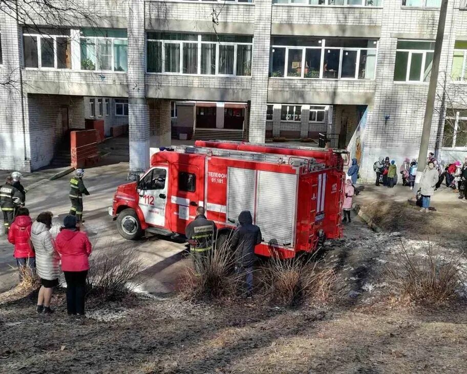 Главные 20 новости. Эвакуация в школе. Заминировали школу. Пожар в школе эвакуация. 20 Школ заминировали.