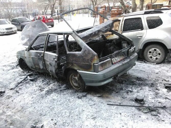 сгоревшая ваз 2114. горелая ваз 2114. фото сгоревшей ваз 2114. сгоревшая ваз 2114. ваз 2114 заброшенная.