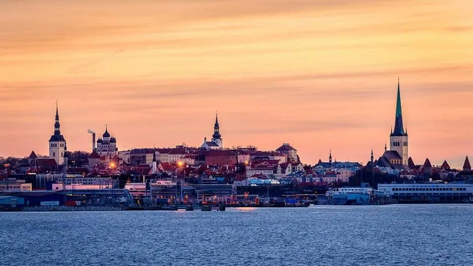 Эстония таллин море. Таллин вид с моря. Таллин море. Эстония балтика. Таллин порт фото.