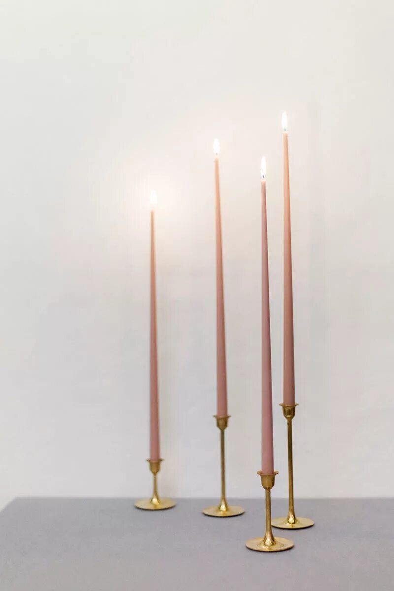 Свечи длинные купить. Свеча коническая ALDE Candles. ALDE Candles подсвечник. Подсвечники для длинных свечей. Подсвечник для тонкой свечи.