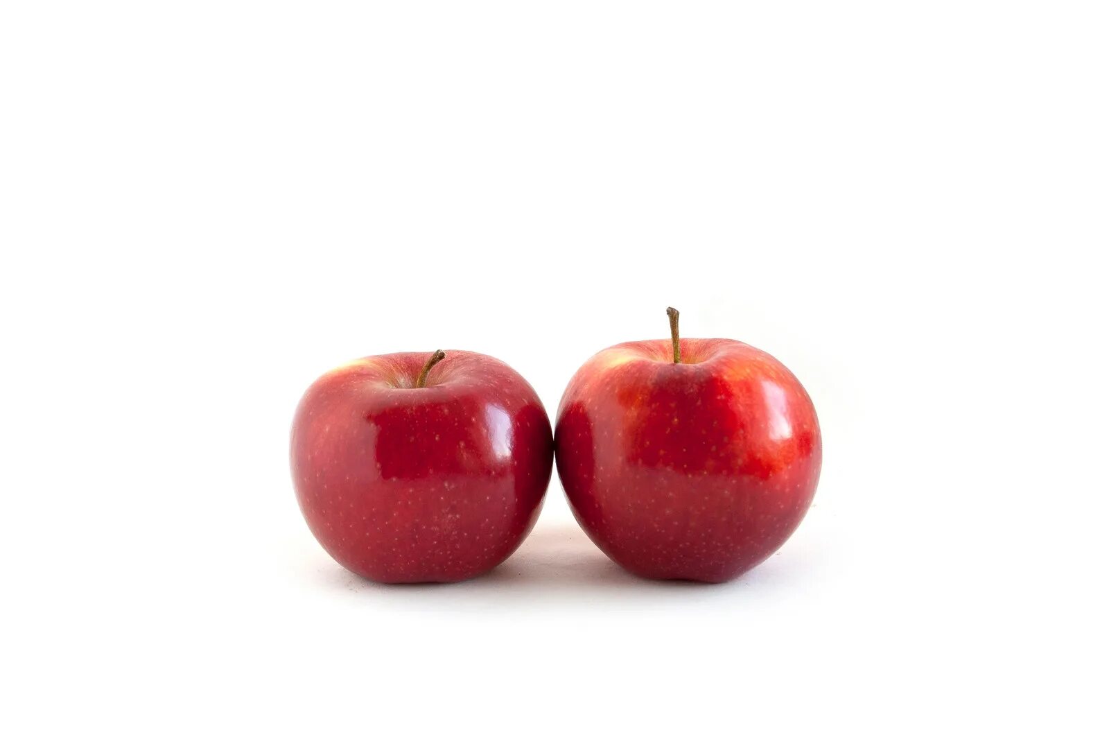 Яблоко в 2 месяца. Яблоки красные. Маленькие яблочки. Маленькие красные яблоки. Мелкие красные яблоки.