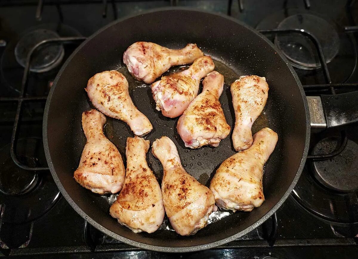 Голень жареная. Куриные голени на сковороде. Жареные куриные ножки на сковороде. Жареные голени на сковороде.