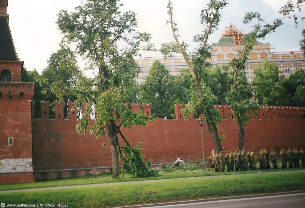 Вдоль кремлевской. Ураган в Москве 1998. Ураган в Москве 1998 Кремль. Ураган в Москве 1998 Кремлевская стена. Ураган в Москве 1998 Кремль деревья.