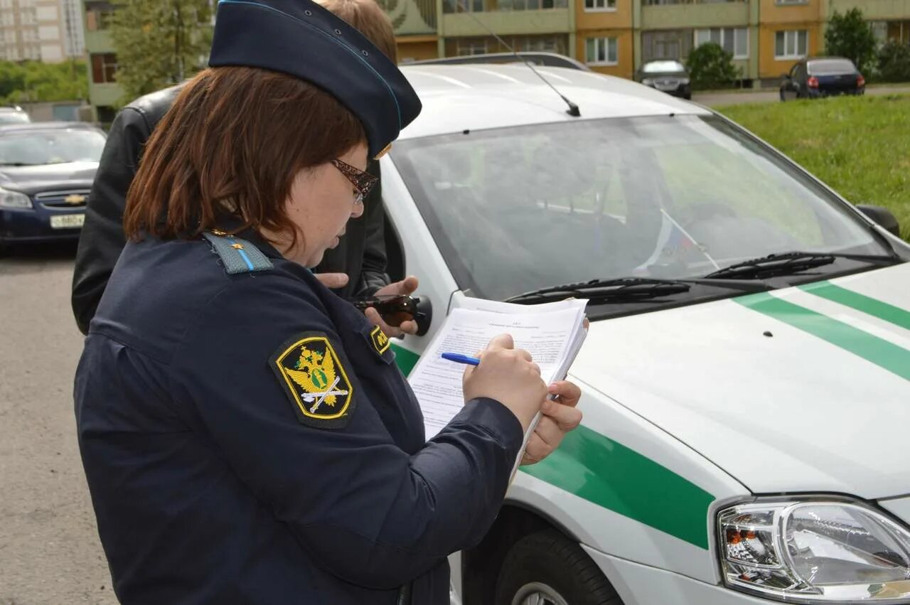 Машина в аресте у приставов можно. Машина приставов. Приставы арест авто. УФССП машина. Алиментщиков и должников.