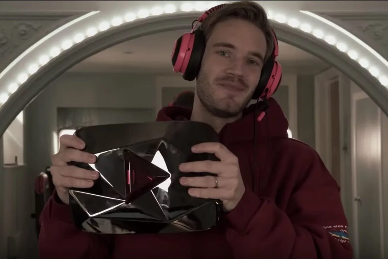 ПЬЮДИПАЙ 2022. ПЬЮДИПАЙ Рубиновая кнопка. PEWDIEPIE кнопка 100 миллионов. ПЬЮДИПАЙ 2008. Отзывы о youtube канал