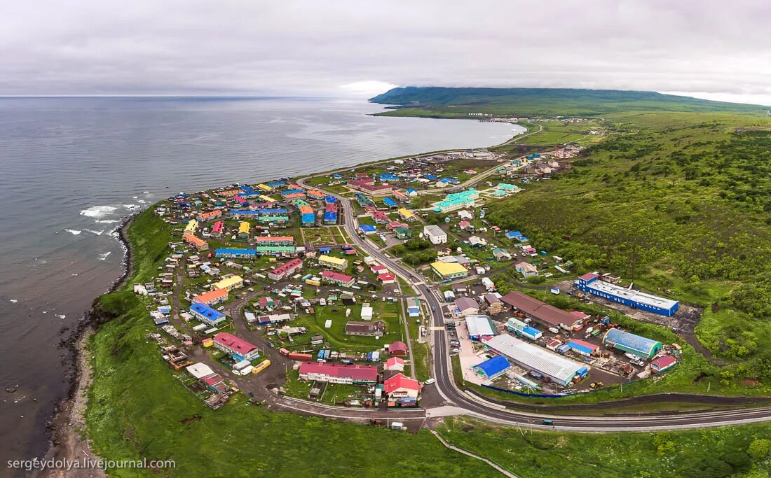 Население островов россии. Кунашир Южно Курильск. Город Курильск остров Итуруп. Южно Курильский поселок на острове Кунашир. Остров Итуруп Рейдово.