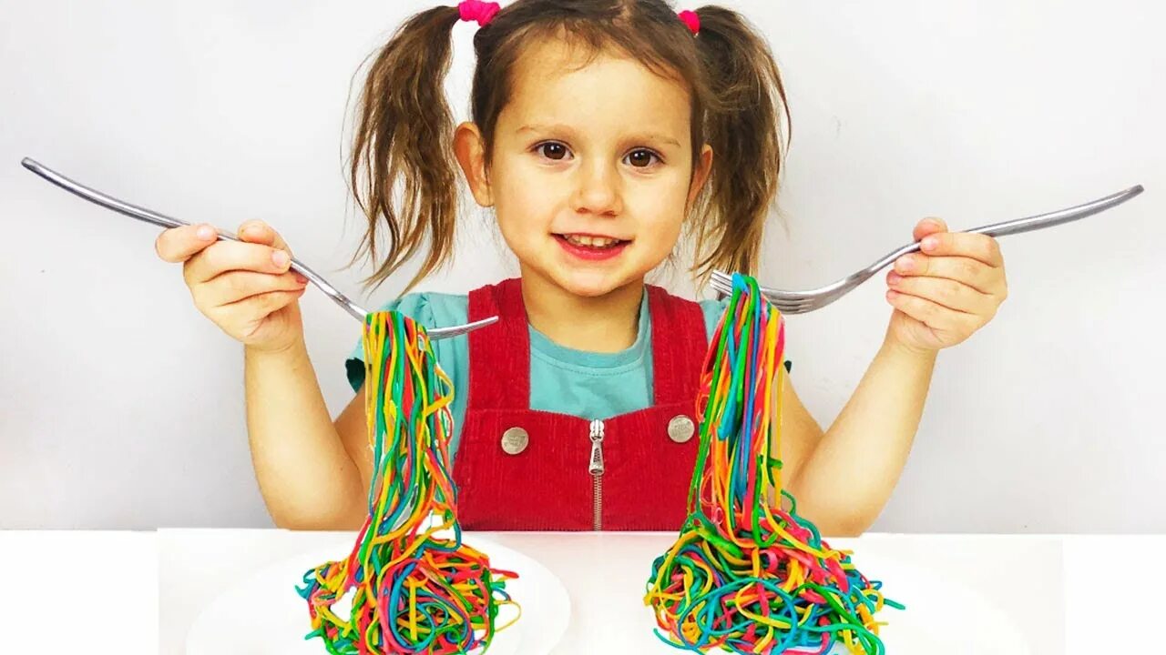 Дети лапши. Макароны для детей разноцветные. Игры с цветными макаронами для детей. Разноцветная лапша. Игра лапша