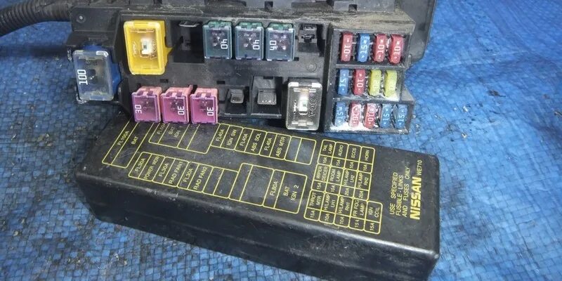 Предохранители ниссан ад 11 кузов. Ниссан тиида предохранитель на сигнал. Схема предохранителей nissan wingroad wfy11. Предохранители nissan ad 2002 qg13de. Предохранитель ниссан ад 11 кузов.