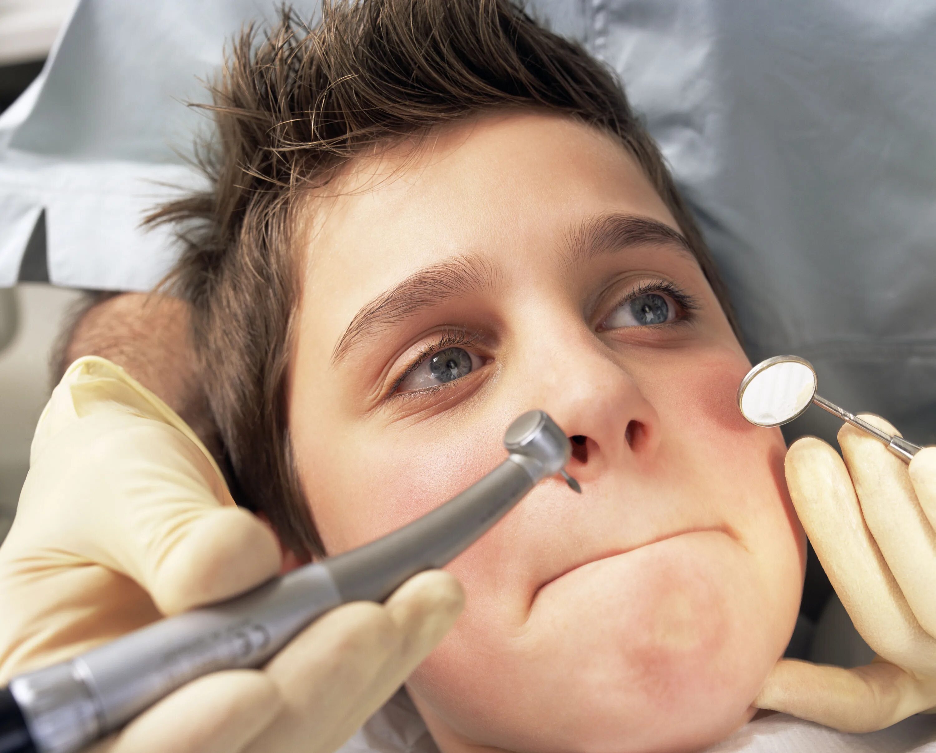 Дентофобия. Дентофобия — страх стоматолога. Подросток у стоматолога. Приснился сон вырвали зуб