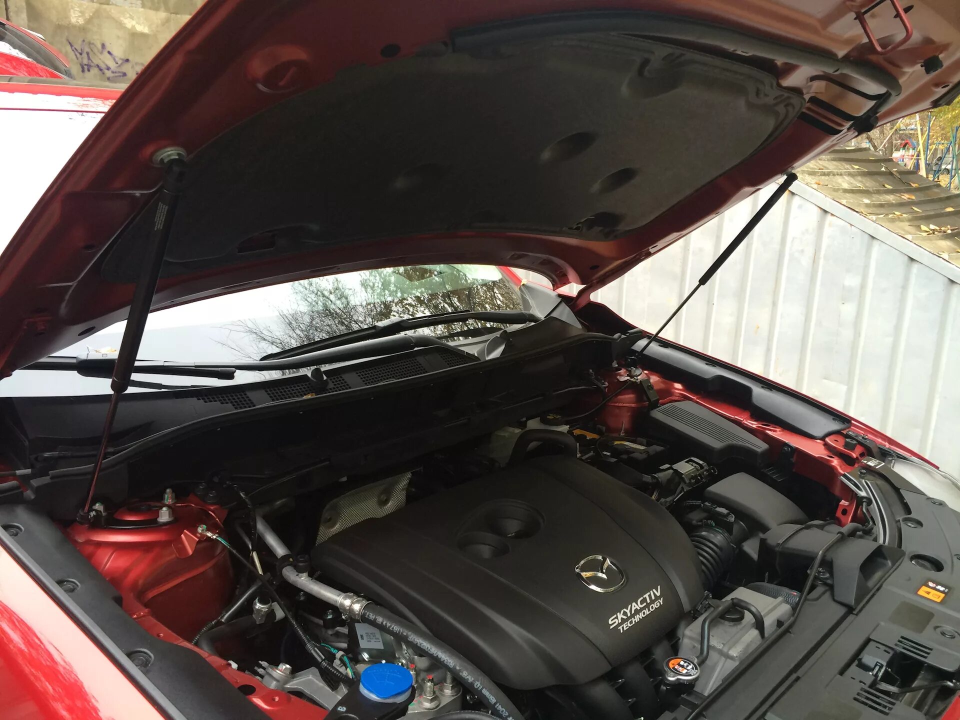Амортизатор капота CX-5 2017 Mazda 8300771158. Mazda 8300-77-1158 упоры капота. Упоры капота на Мазда СХ 5 2017 драйв 2. Амортизаторы капота Mazda CX-5 2 поколения. Капот cx 5