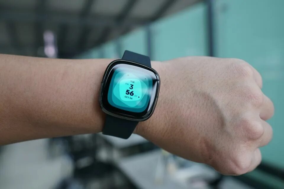 Продать смарт часы. Умные часы Fitbit. Часы и браслеты Fitbit sense. Гаджеты гугл. Fitbit News.