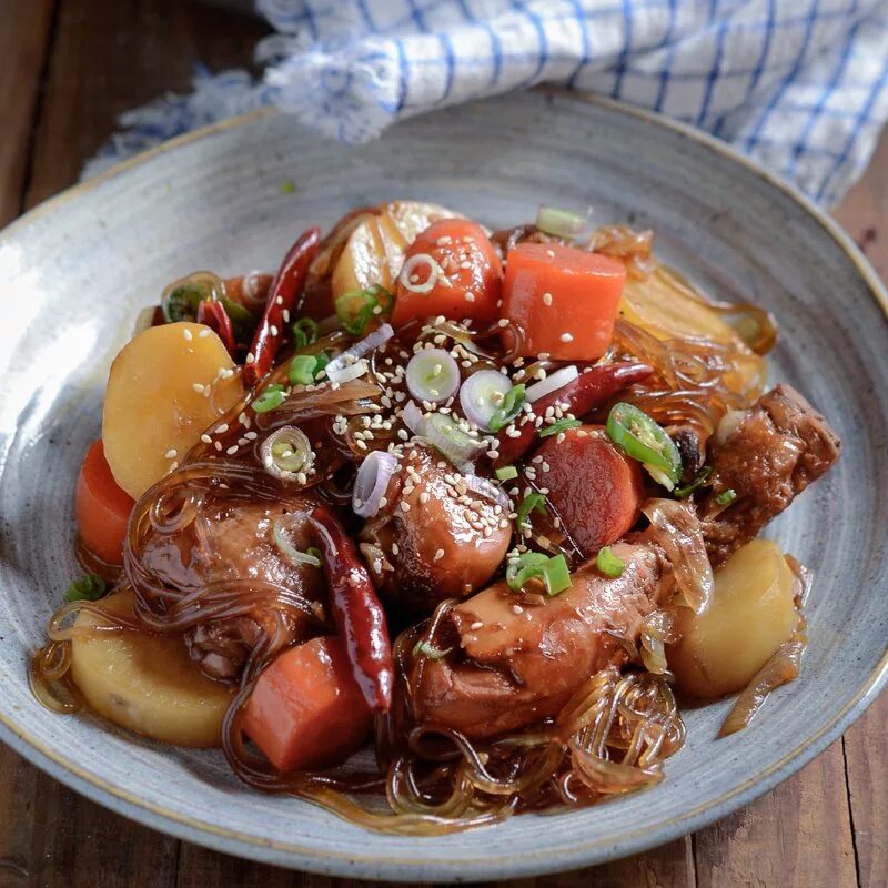 Дакжим (курица с овощами по-корейски). Дакжим корейское блюдо. Азиатская кухня курица с овощами. Экзотические блюда.