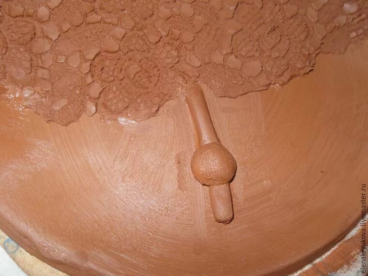 голубая глина для лепки. обожженная красная глина. высохшая глина. засохшая глина. глина сохнет.